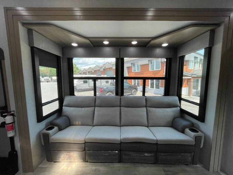 Grand Design Momentum 351m 2023 alt