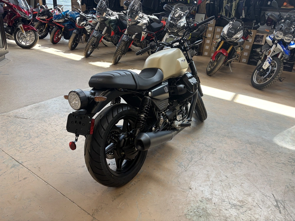 2027 Moto Guzzi V7 Stone (sabbia Camo) alt