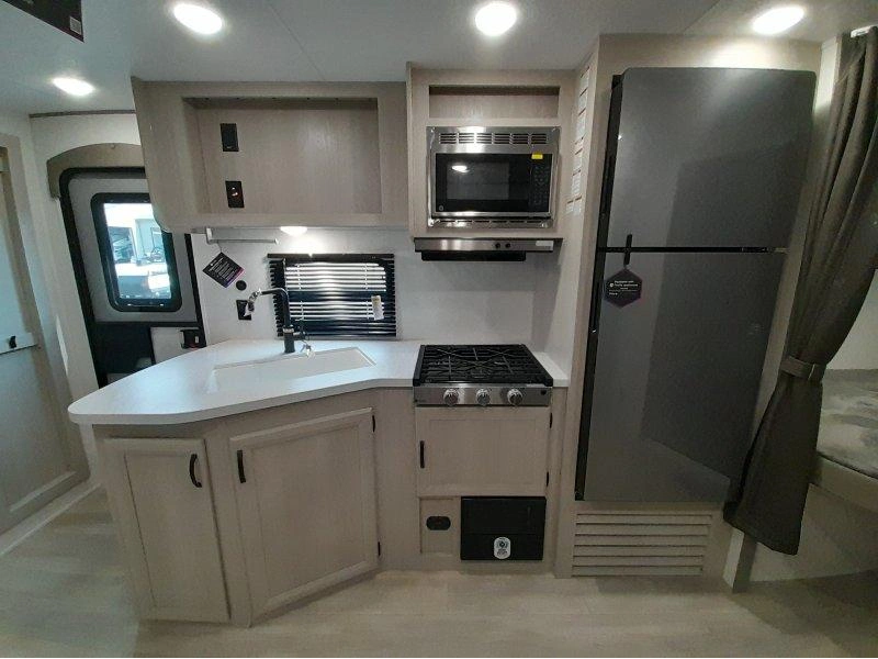 2027 Coachmen Catalina 231bhs alt