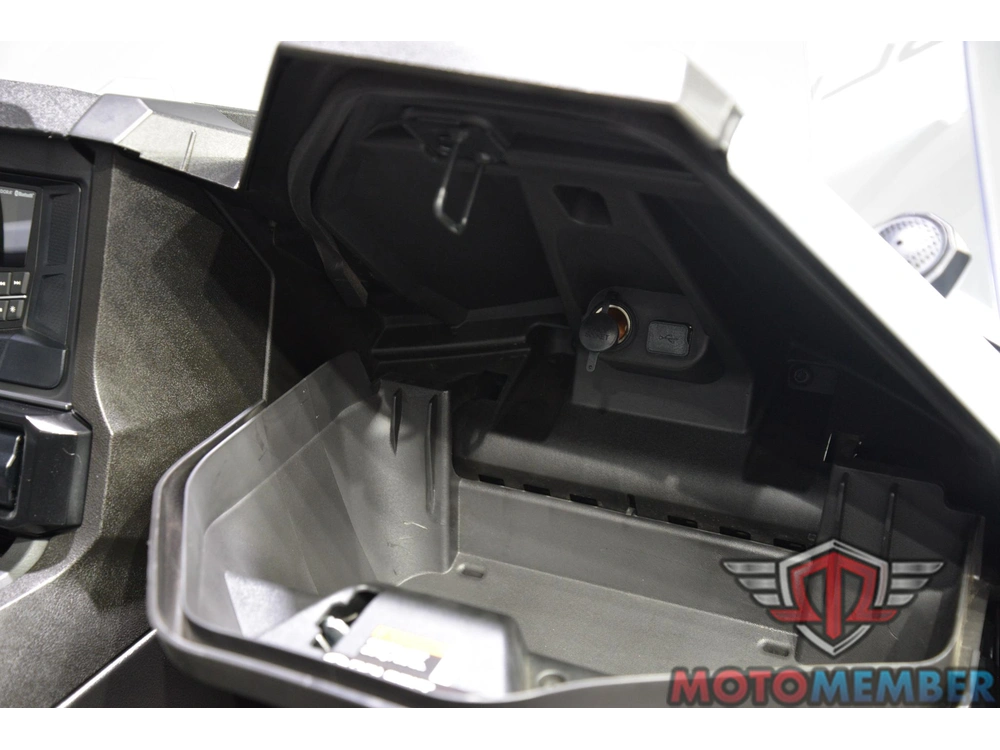 2023 Slingshot S W/ Technology Package I Manual alt