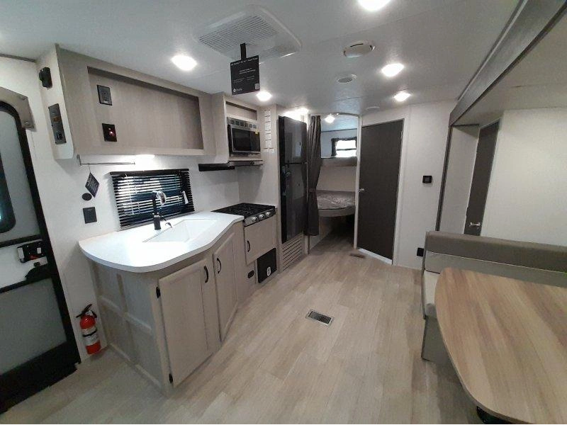 2027 Coachmen Catalina 231bhs alt