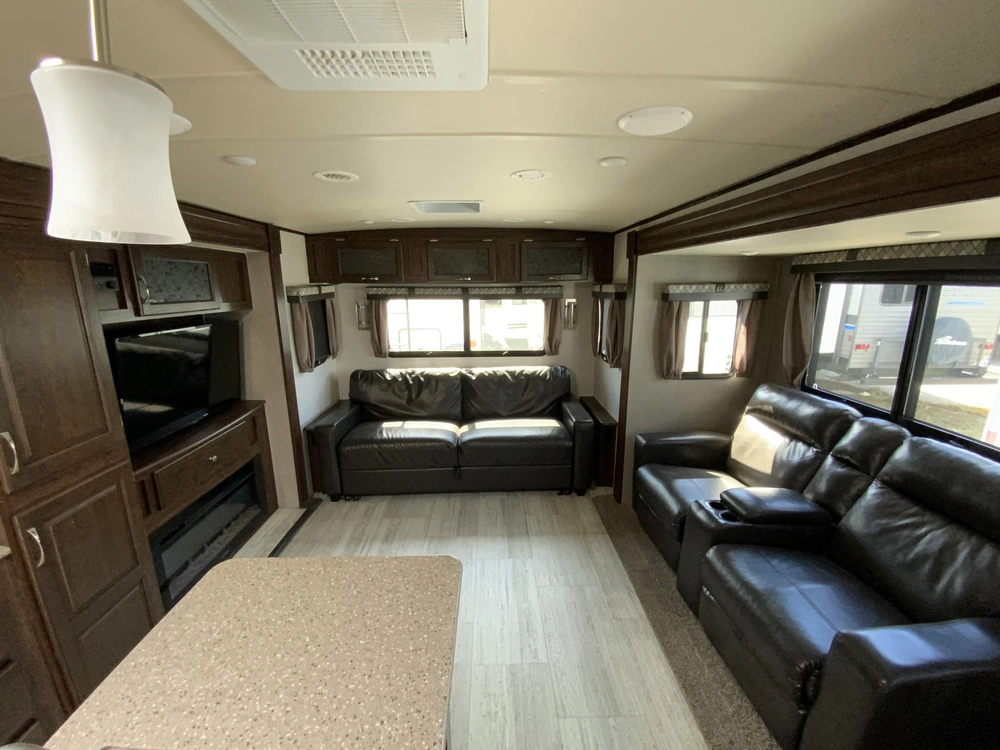 2019 Forest River Palomino Solaire 316 Rlts alt