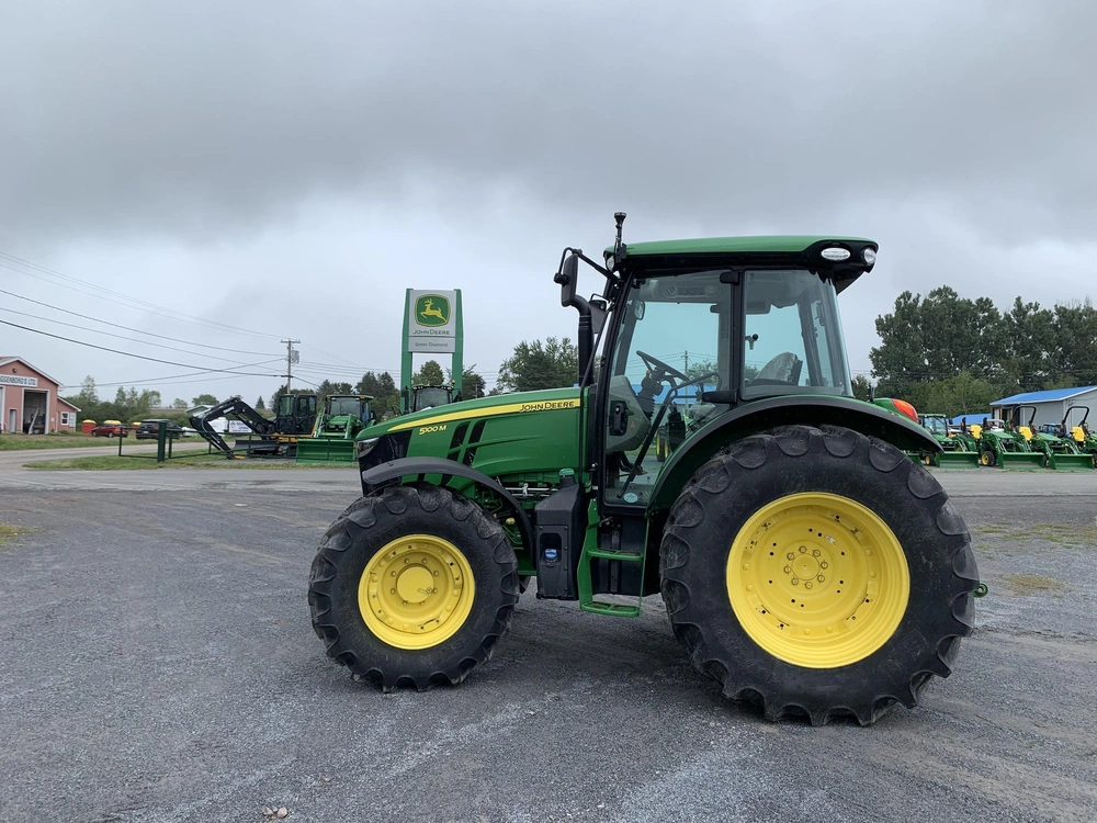 2022 John Deere 5100m alt