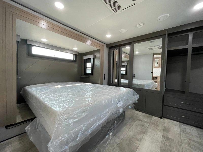 Grand Design Momentum 351m 2023 alt