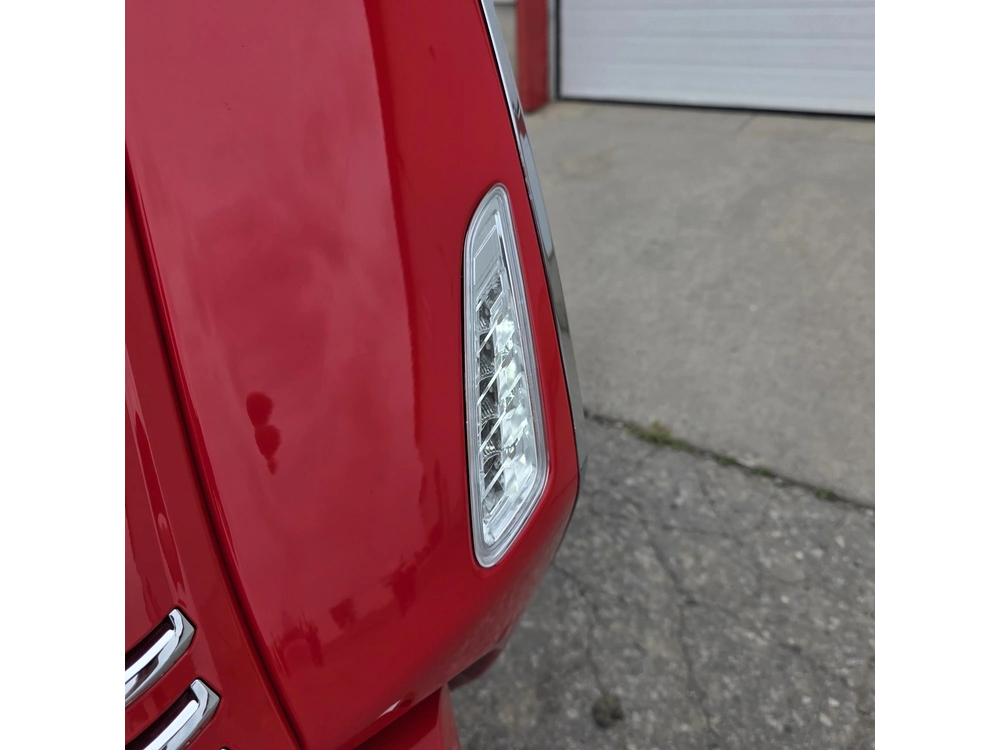 2027 Vespa Primavera Red 150 alt