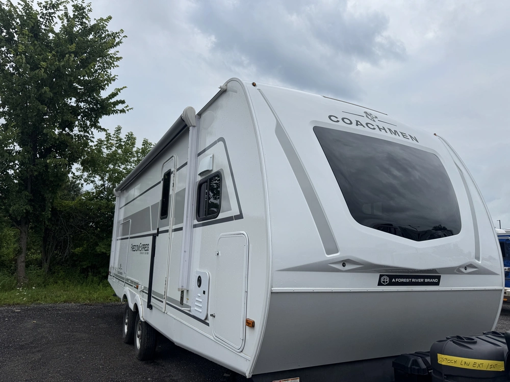 2025 Coachmen Freedom Ultra Lite 259fkds alt