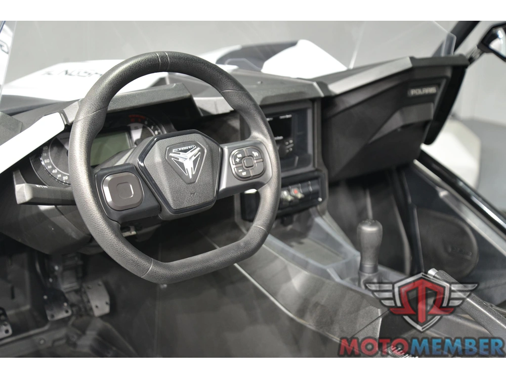 2023 Slingshot S W/ Technology Package I Manual alt