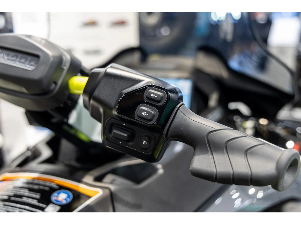 2026 Sea-doo Explorer Pro 230hp 16ta alt