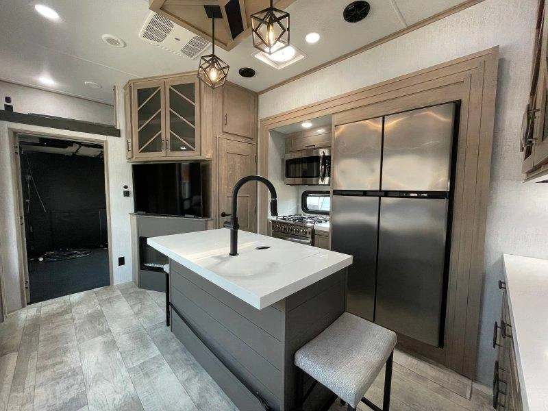 Grand Design Momentum 351m 2023 alt
