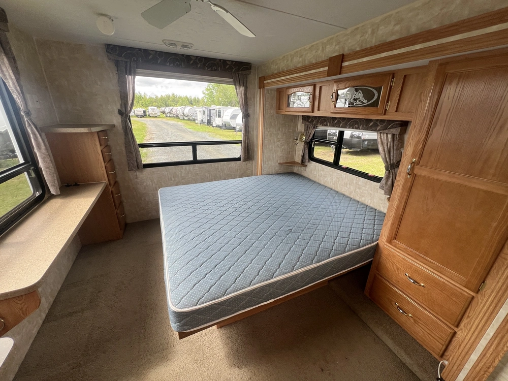 2007 Forest River Cherokee 30 F alt