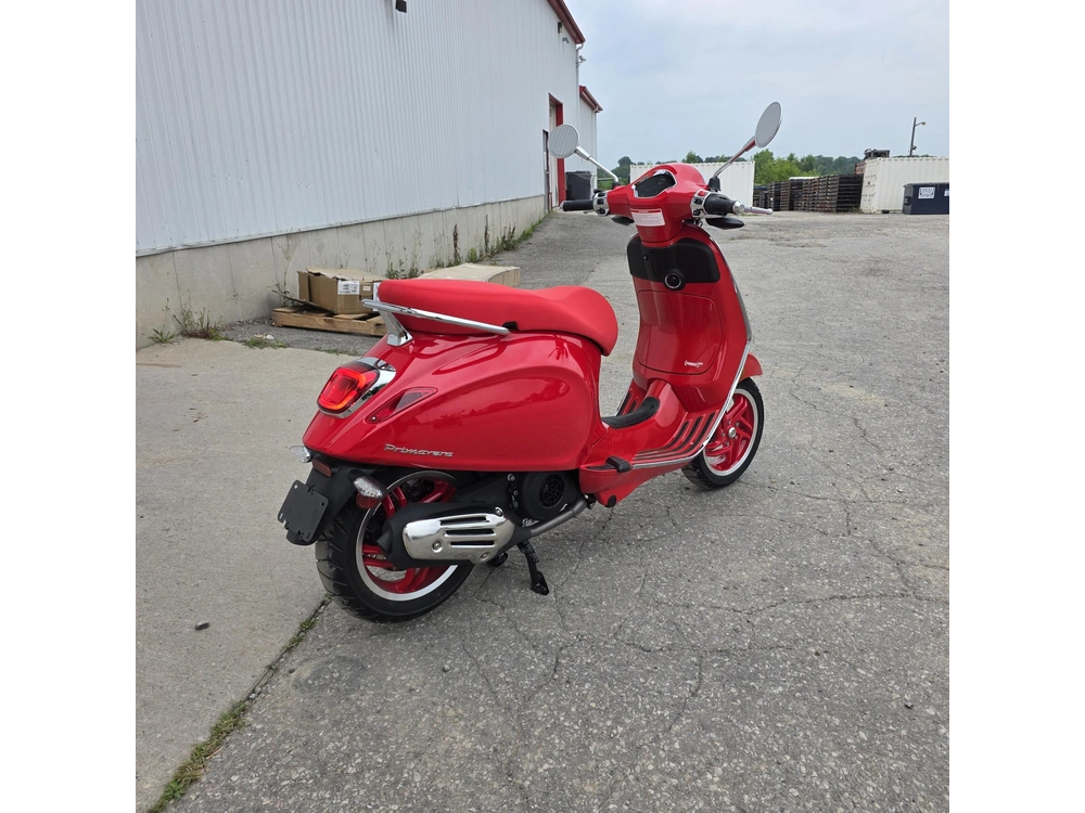 2027 Vespa Primavera Red 150 alt