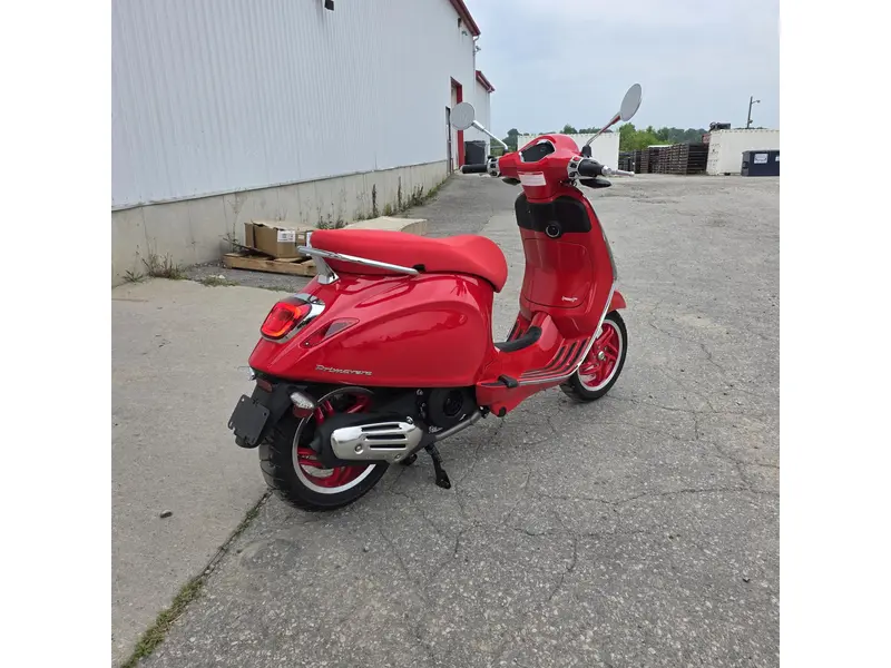 Vespa Primavera Red 150 2027