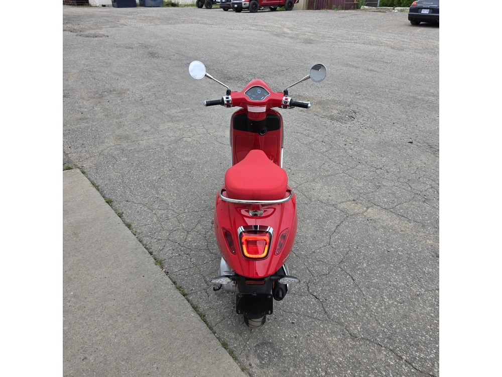 2027 Vespa Primavera Red 150 alt