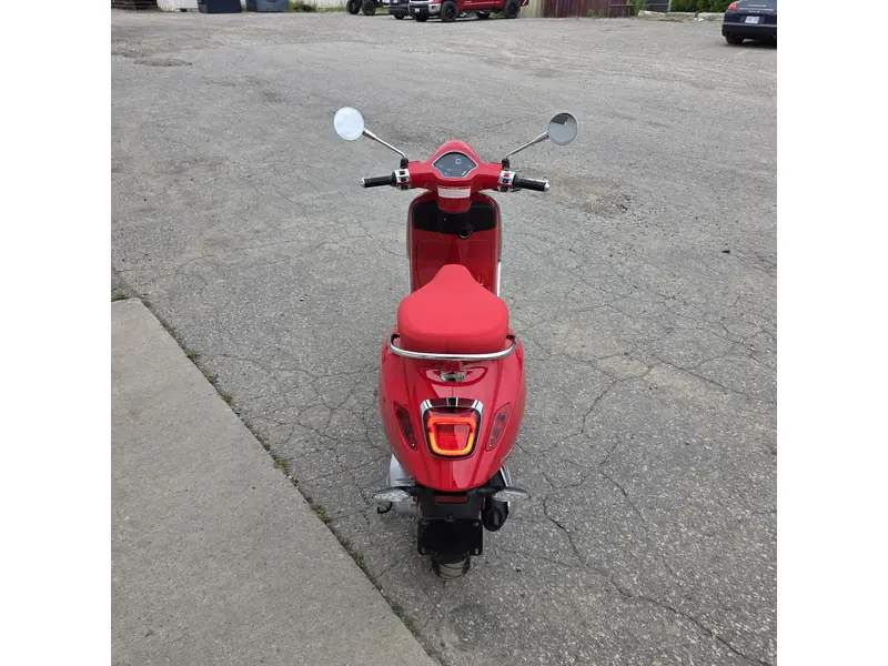 Vespa Primavera Red 150 2027