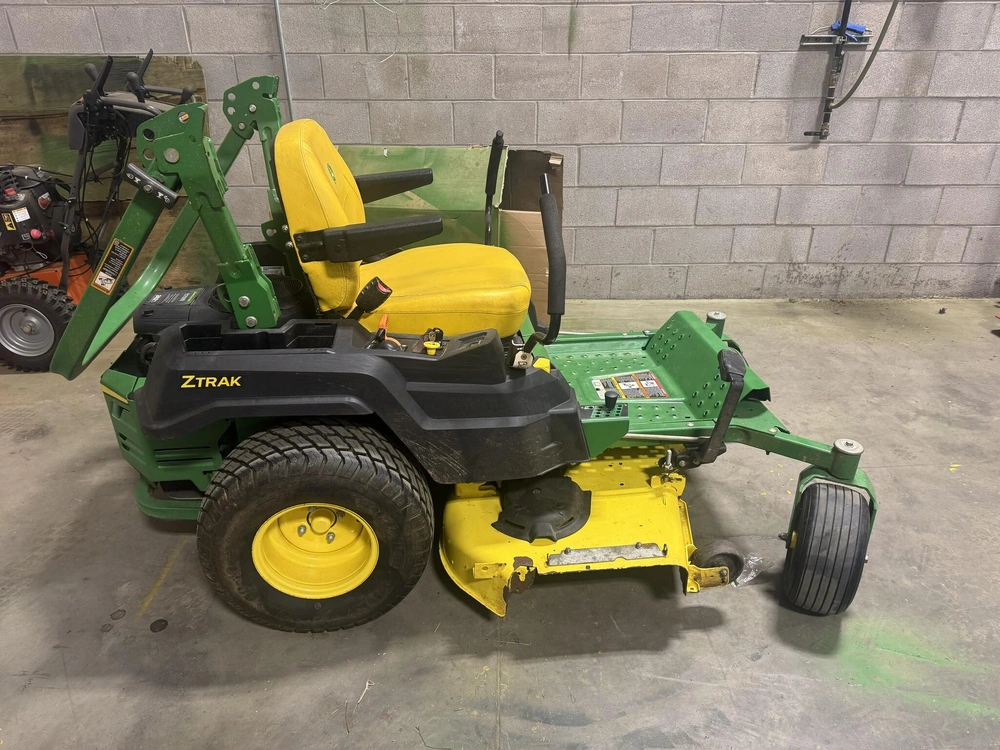 2022 John Deere Z515e alt