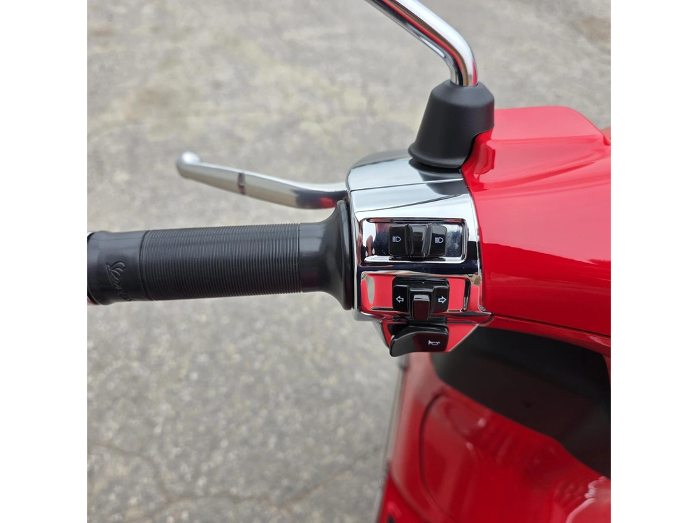 2027 Vespa Primavera Red 150 alt