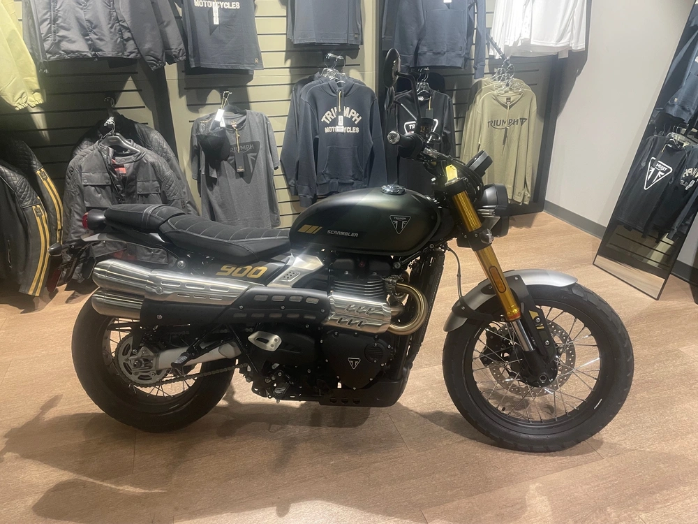 2026 Triumph Scrambler 900 - Matt Khaki Green / Matt Phantom Black alt