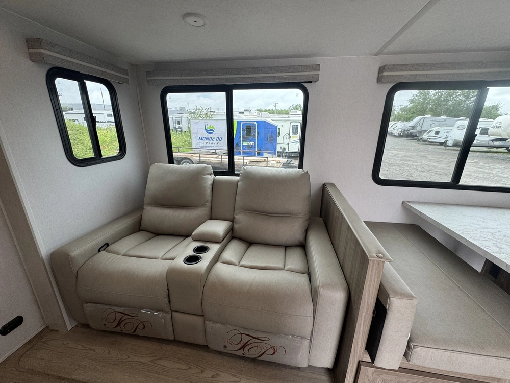 2025 Coachmen Freedom Ultra Lite 259fkds alt