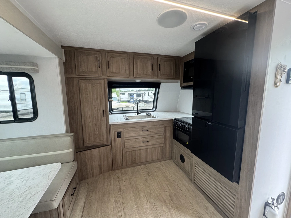 2025 Coachmen Freedom Ultra Lite 259fkds alt