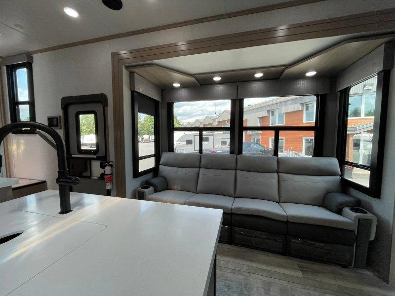 Grand Design Momentum 351m 2023 alt