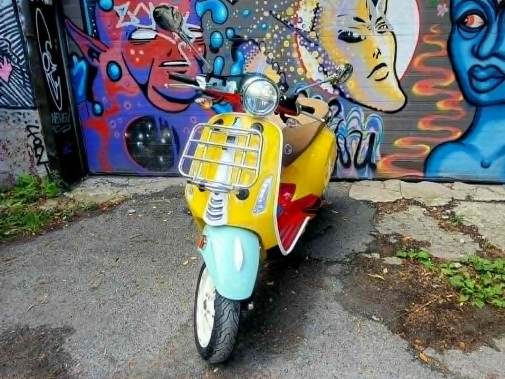 Vespa Primavera 50 Sean Wotherspoon 2021 alt