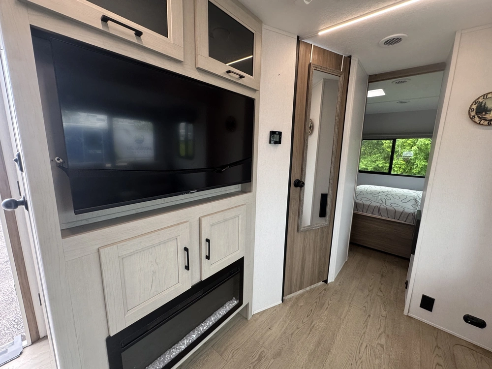 2025 Coachmen Freedom Ultra Lite 259fkds alt