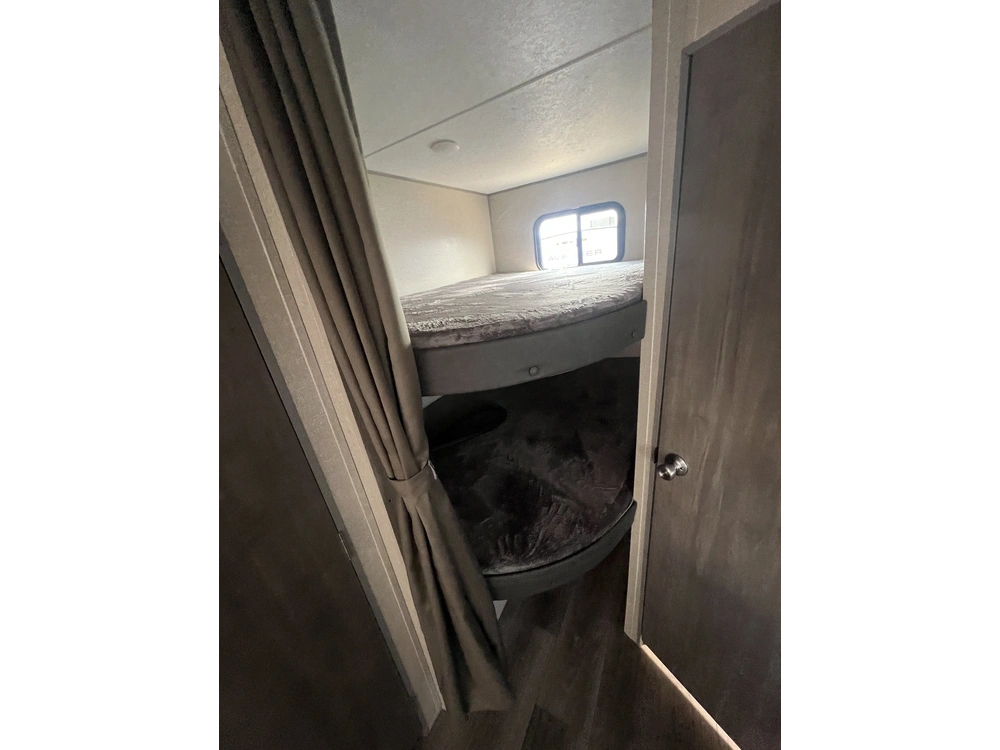 2023 Coachmen Catalina 261bhs alt