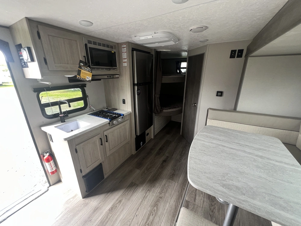 2025 Forest River Coachmen Catalina Summit Series 184 Bhx alt
