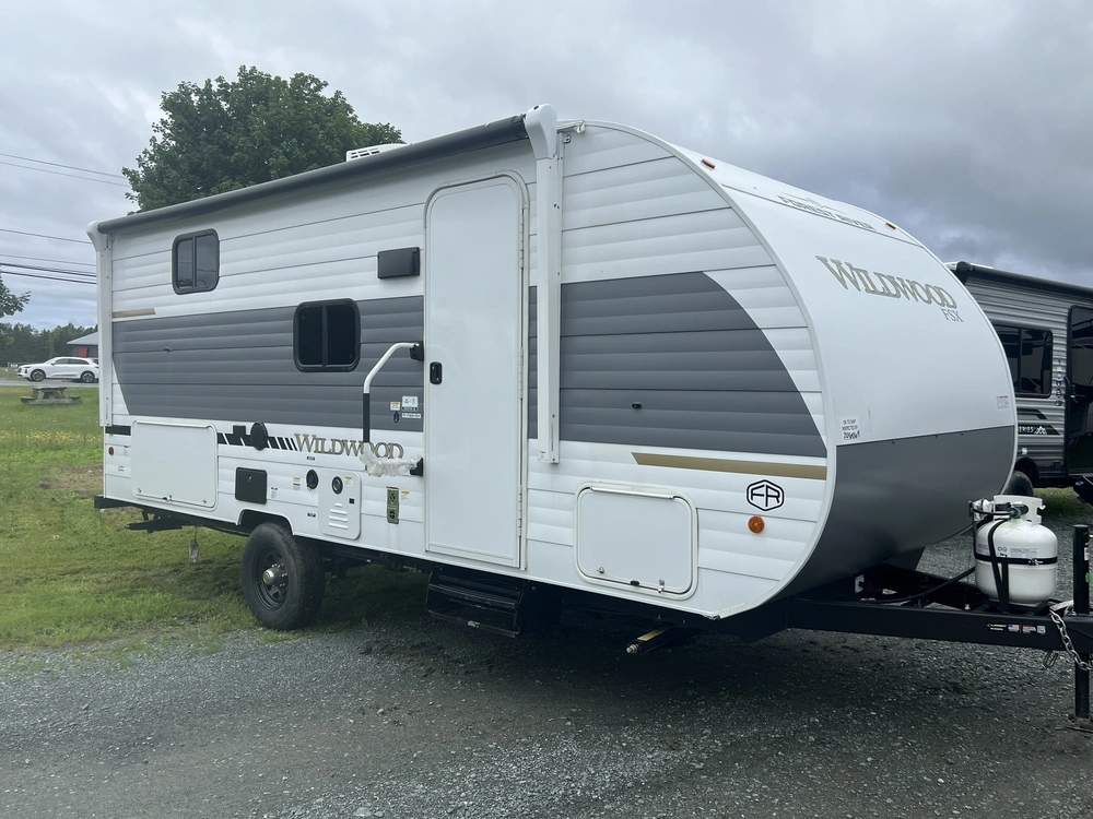 2026 Forest River Wildwood Fsx 178 Bhsk alt