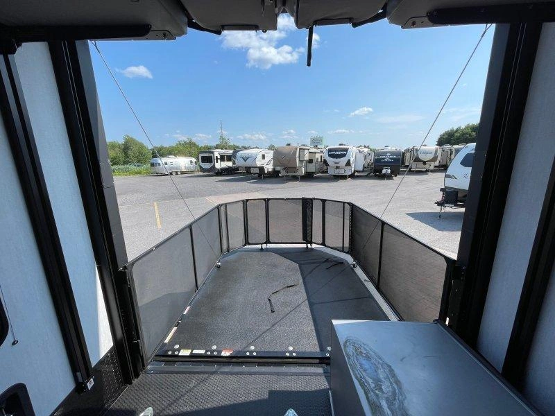 Grand Design Momentum 351m 2023 alt