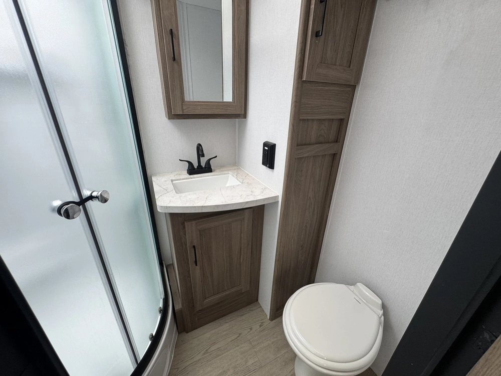 2025 Coachmen Freedom Ultra Lite 259fkds alt