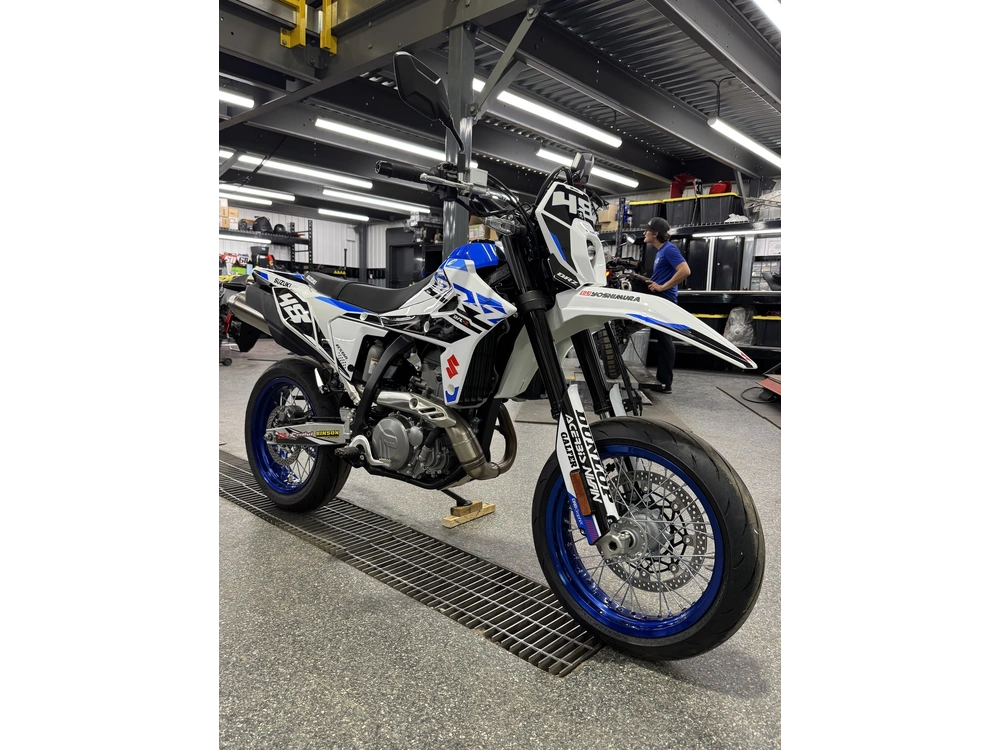 2025 Suzuki Dr-z4sm alt
