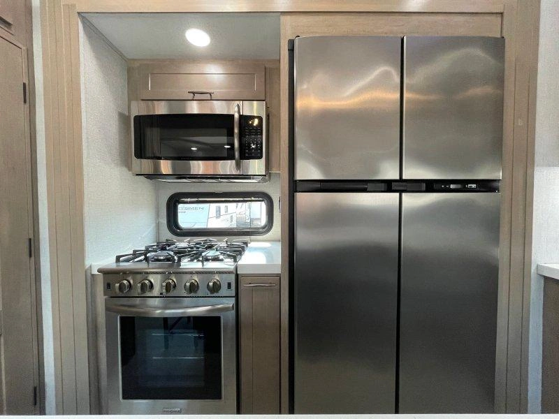 Grand Design Momentum 351m 2023 alt