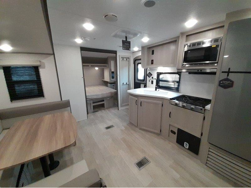 2027 Coachmen Catalina 231bhs alt