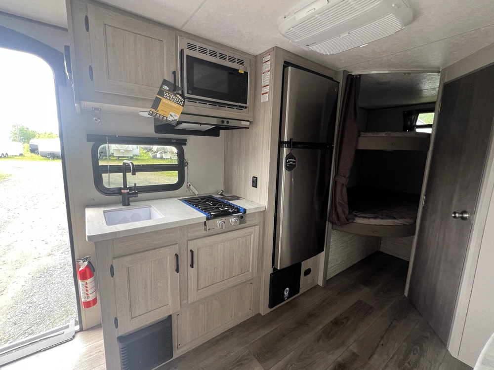 2025 Forest River Coachmen Catalina Summit Series 184 Bhx alt