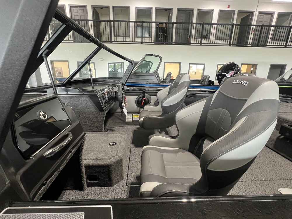 2026 Lund Boat Co 1875 Crossover Xs alt