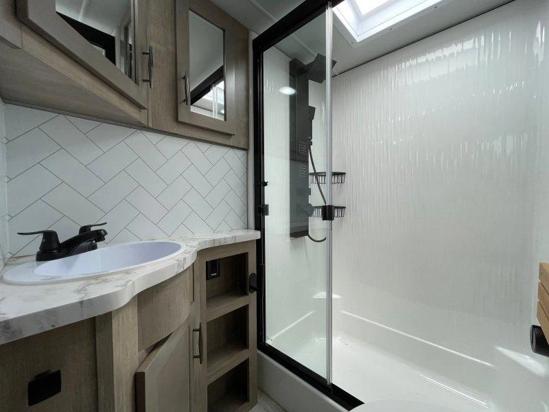 Grand Design Momentum 351m 2023 alt