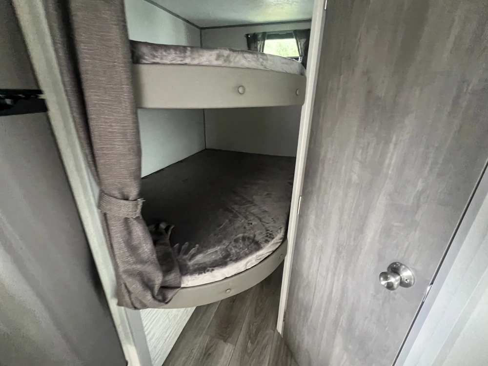 2025 Forest River Coachmen Catalina Summit Series 184 Bhx alt