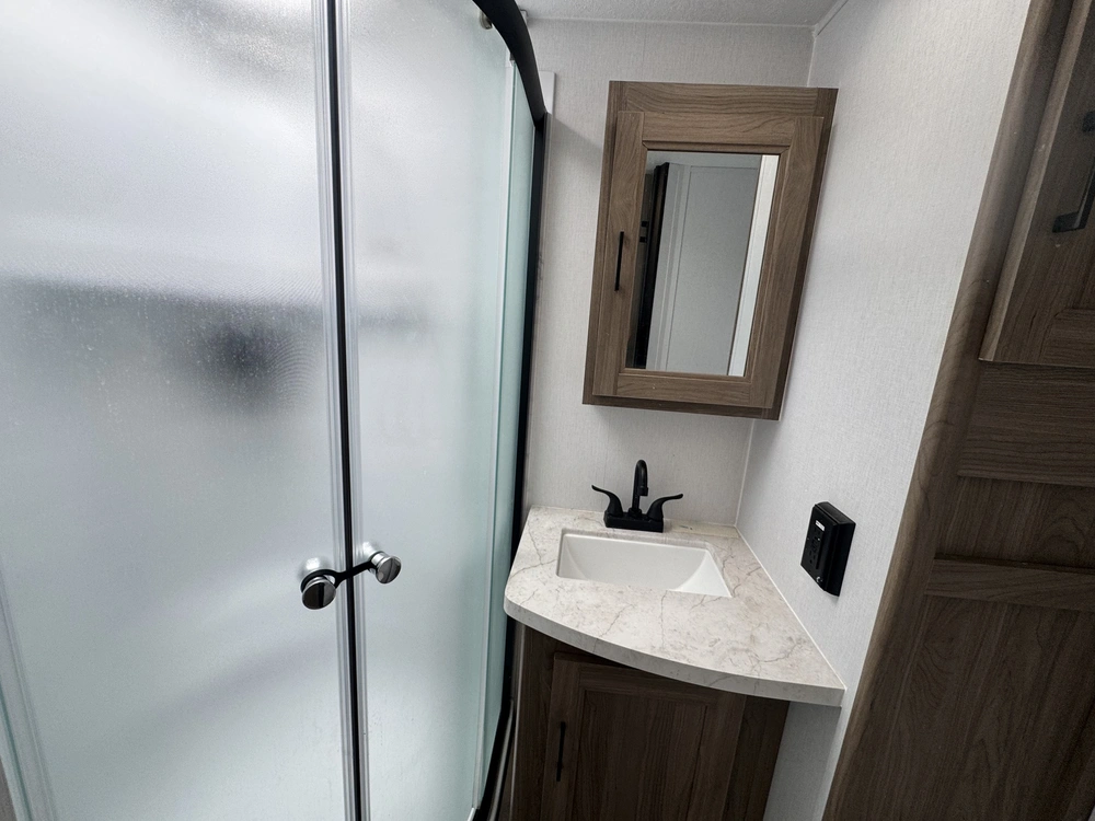 2025 Coachmen Freedom Ultra Lite 259fkds alt