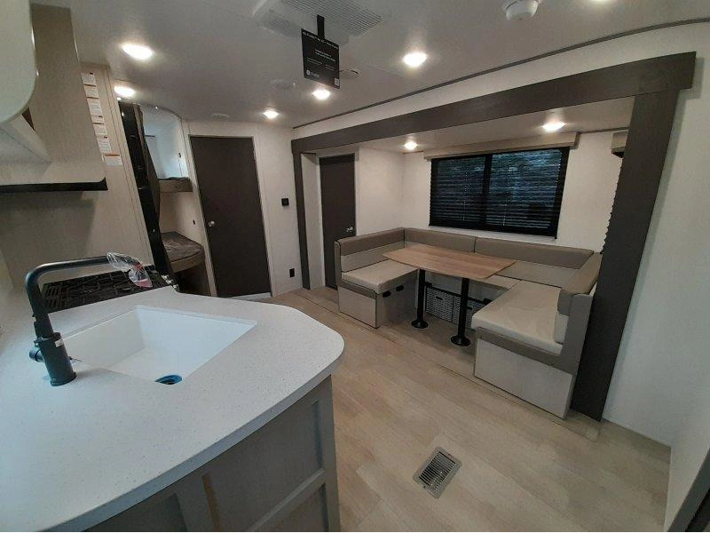 2027 Coachmen Catalina 231bhs alt