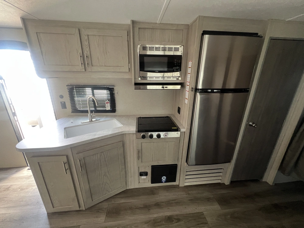 2023 Coachmen Catalina 261bhs alt