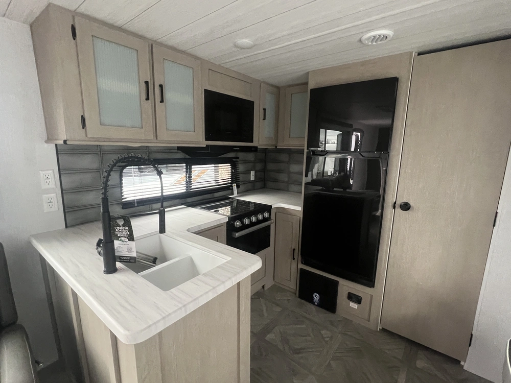 2024 Forest River Wildwood Platinum 27 Rk alt