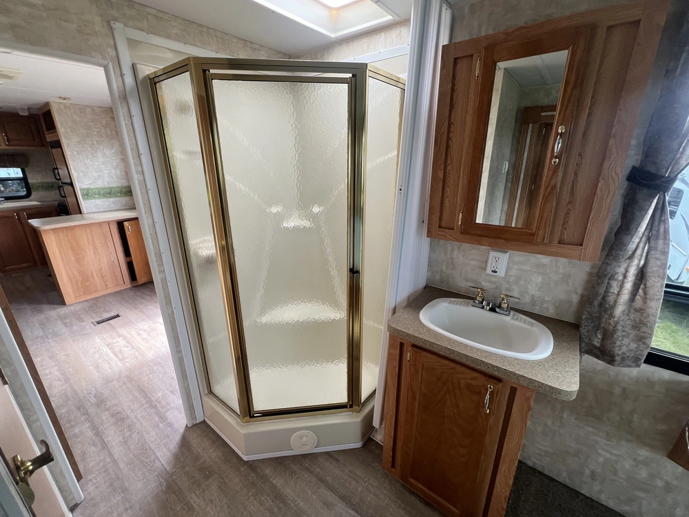 2007 Forest River Cherokee 30 F alt