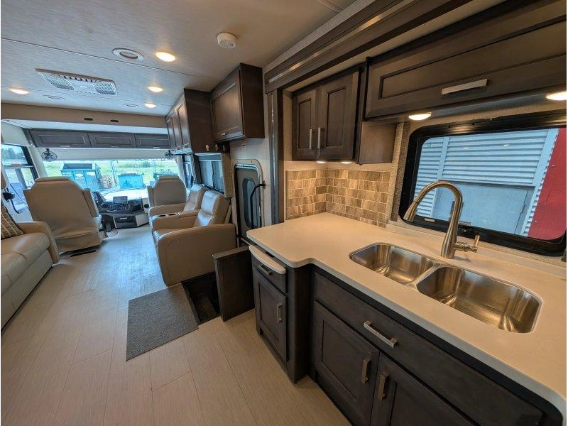 Thor Motor Coach Palazzo 37.4 2023 alt