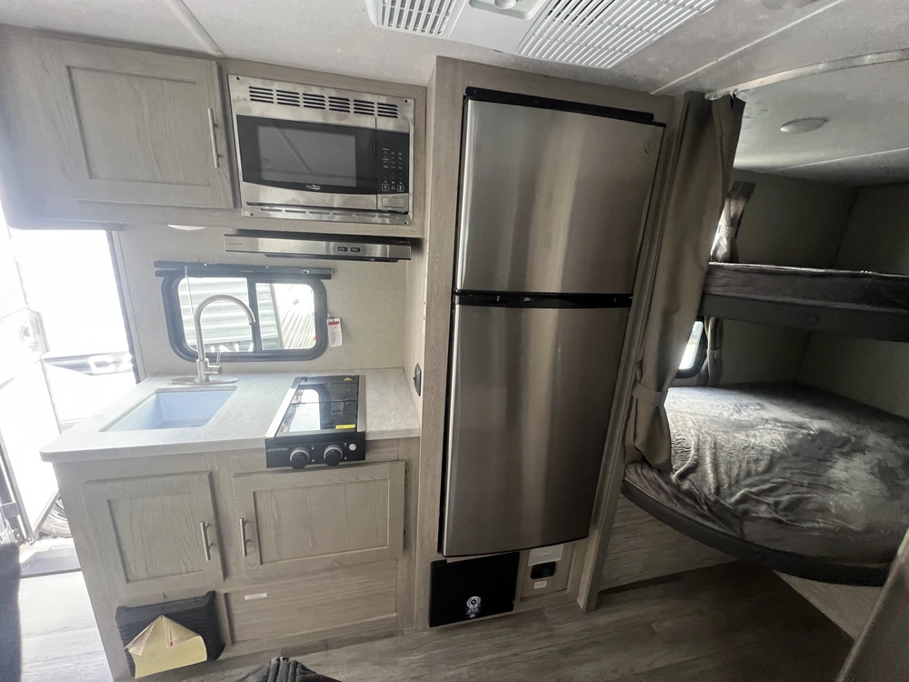 2023 Coachmen Catalina 184bhs alt