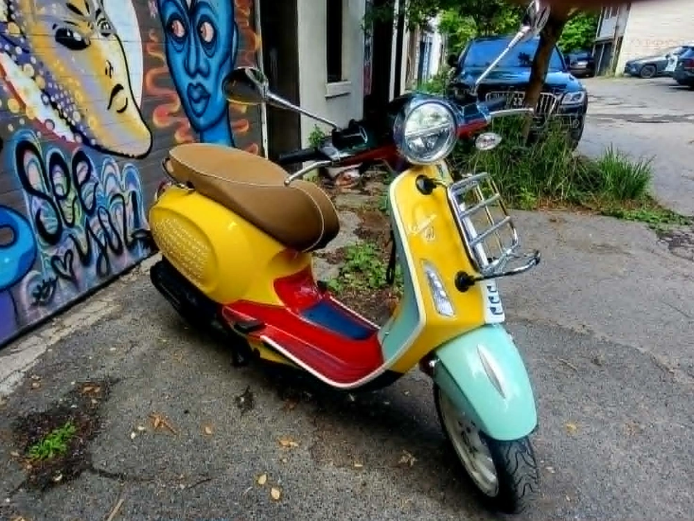 Vespa Primavera 50 Sean Wotherspoon 2021 alt