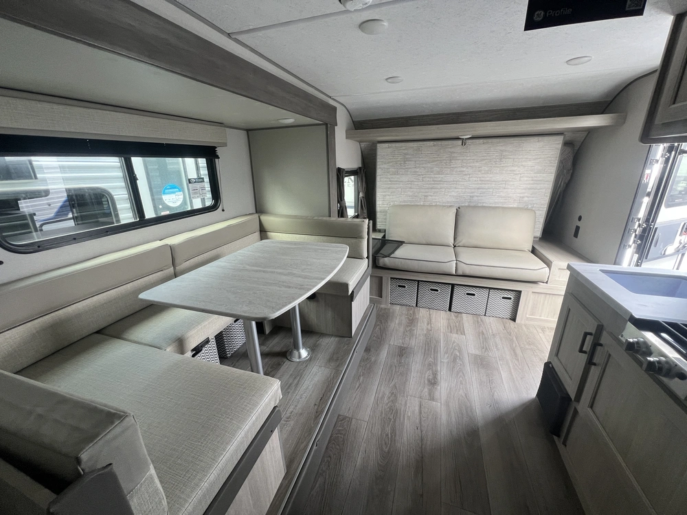 2025 Coachmen Catalina 184bhs alt