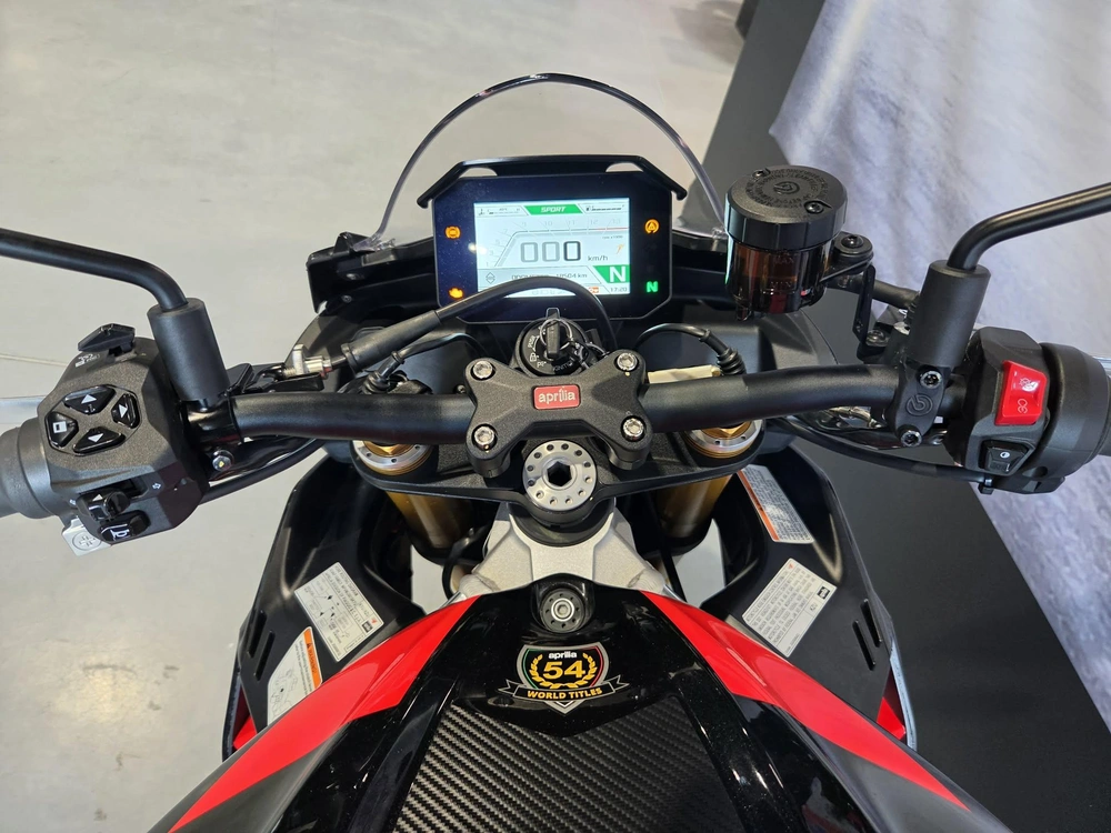 Aprilia 1100 Tuono Factory 2021 alt