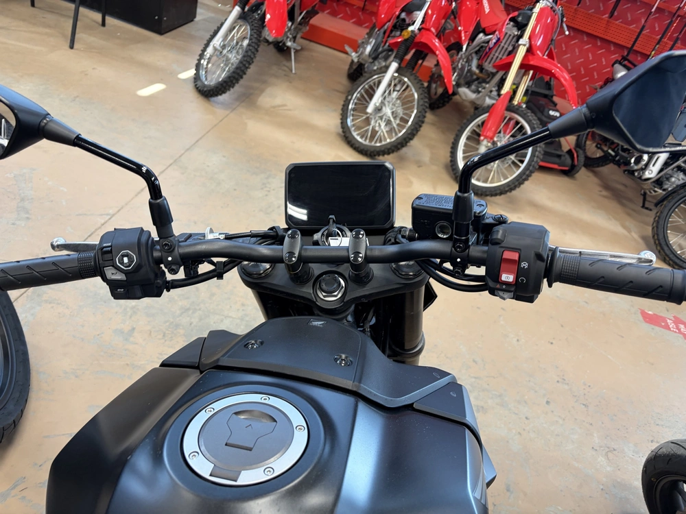 2025 Honda Cb750as alt