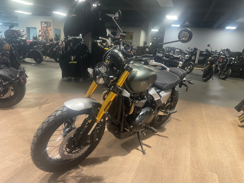 2026 Triumph Scrambler 900 - Matt Khaki Green / Matt Phantom Black alt
